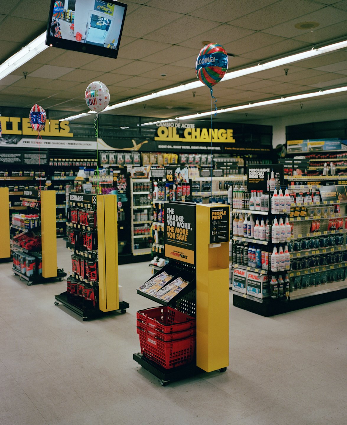 Una tienda de autopartes con pasillos llenos de productos automotrices en estantes.