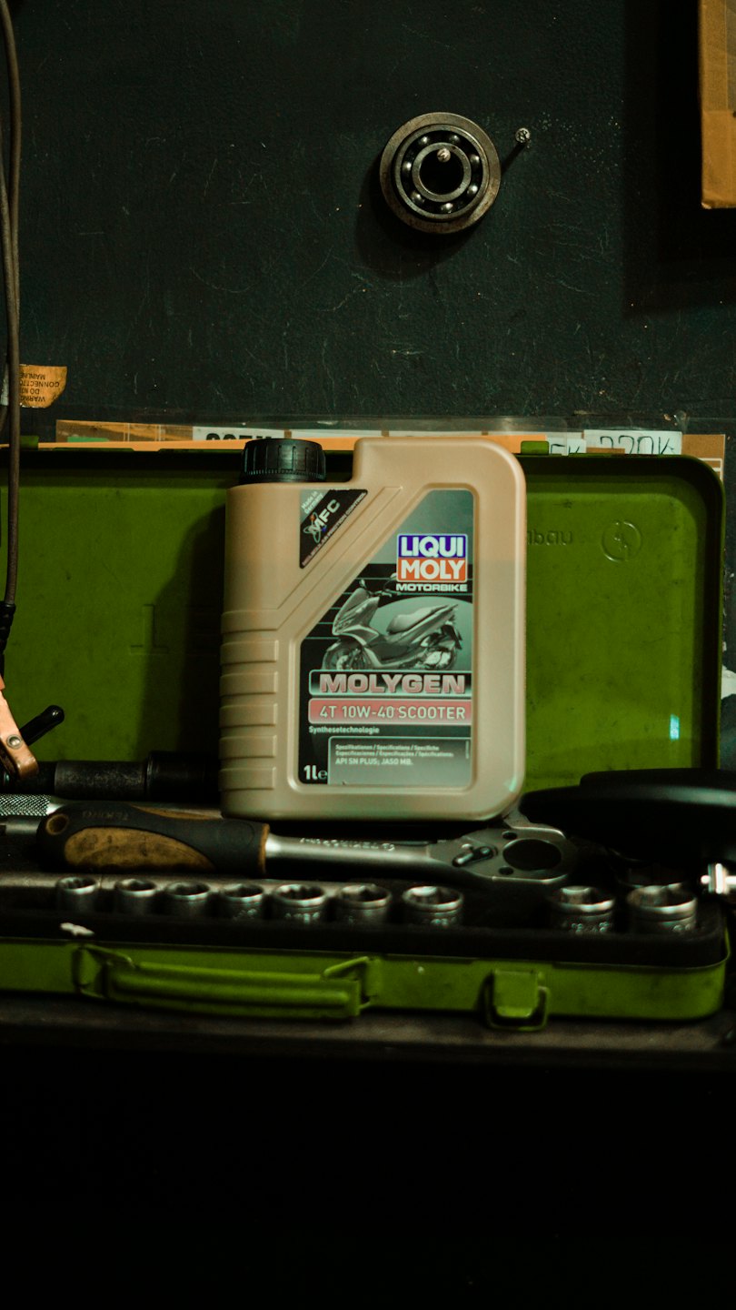 Aceite para moto Liqui Moly sobre una caja de herramientas de metal verde.